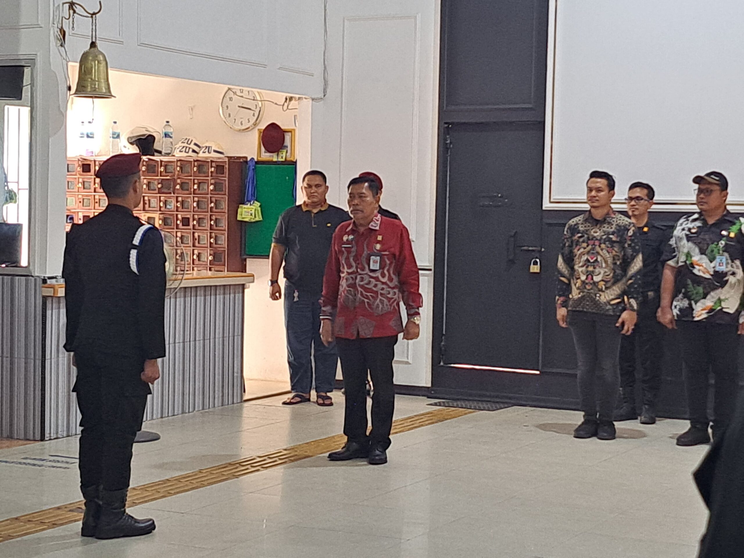 Teks fhoto: Kalapas Kelas IIA Labuhan Ruku Kabupaten Batu Bara Alexander Lisman Putra didampingi Ka KPLP, Kasi Binadik dan Kasubbag Tata Usaha sambut kunjungan kerja (Kunker) Mhd.Jahari Sitepu Kepala Kantor Wilayah Kementerian Hukum dan HAM Sumatera Utara.beritasore/alirsyah