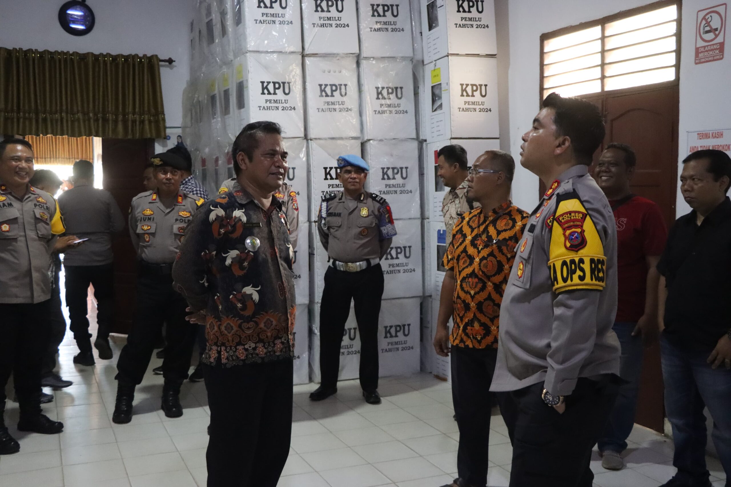 Teks fhoto: Kapolres Batu Bara AKBP Taufiq Hidayat Thayeb S.H.S.I.K didampingi PJU bersama Kapolsek Indrapura AKP Jonni H Damanik S.H.M.H cekan gudang penyimpanan logistik Pemilu 2024 PPK Sei Suka Jum'at (16/2-2024).beritasore/alirsyah