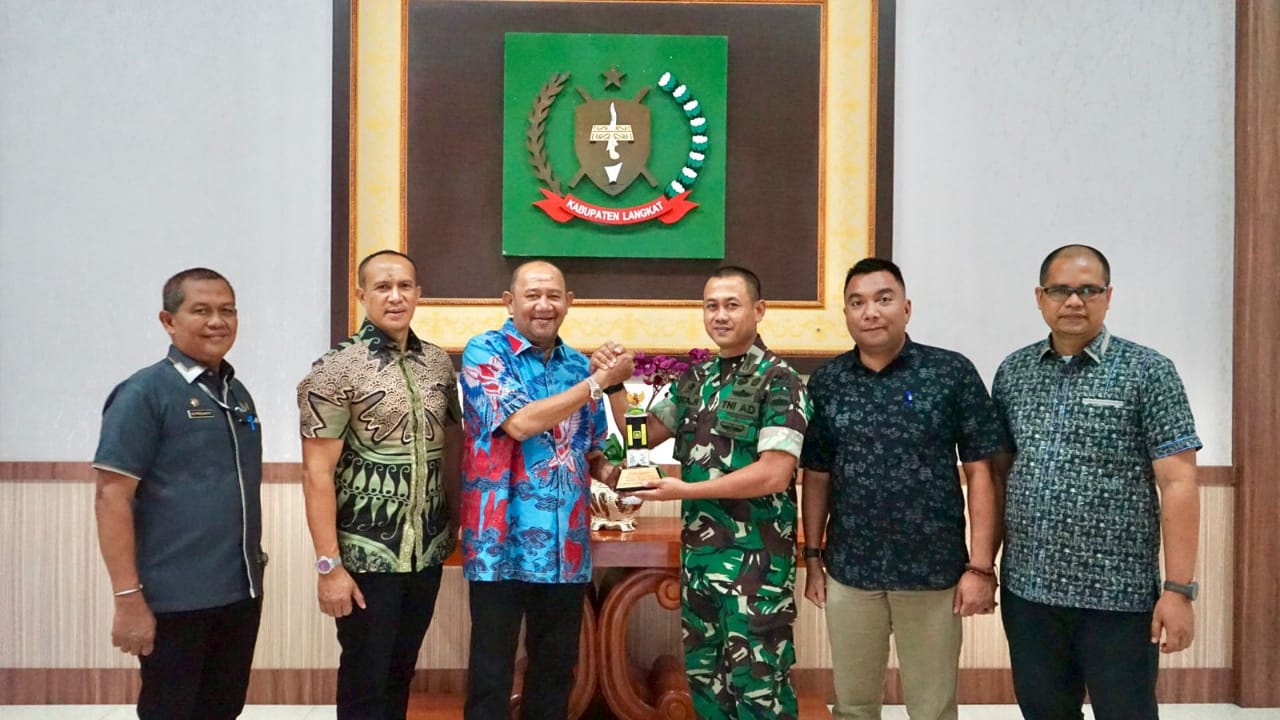 Teks Foto/Beritasore/ist: Plt Bupati Langkat H. Syah Afandin, SH menerima audiensi DanYonif 100/PS bertempat di Rumah Dinas Bupati Langkat, Kamis (15/02/2024)