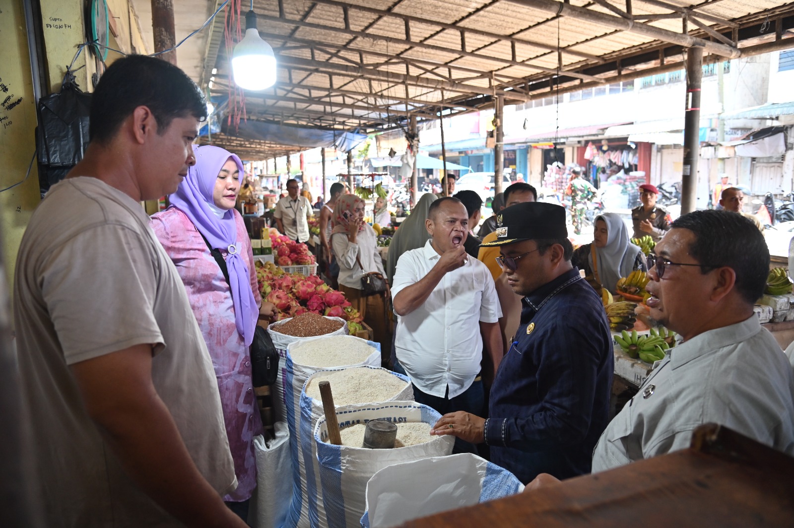 Berita Sore/Birong RT Teks poto: Pj. Walikota Padangsidimpuan, Dr. H. Letnan Dalimunthe, S.K.M, M.Kes saat memantau harga kebutuhan pokok di Pasar Sangkumpal Bonang Kec. Padangsidimpuan Utara, Jum’at (16/2/2024).