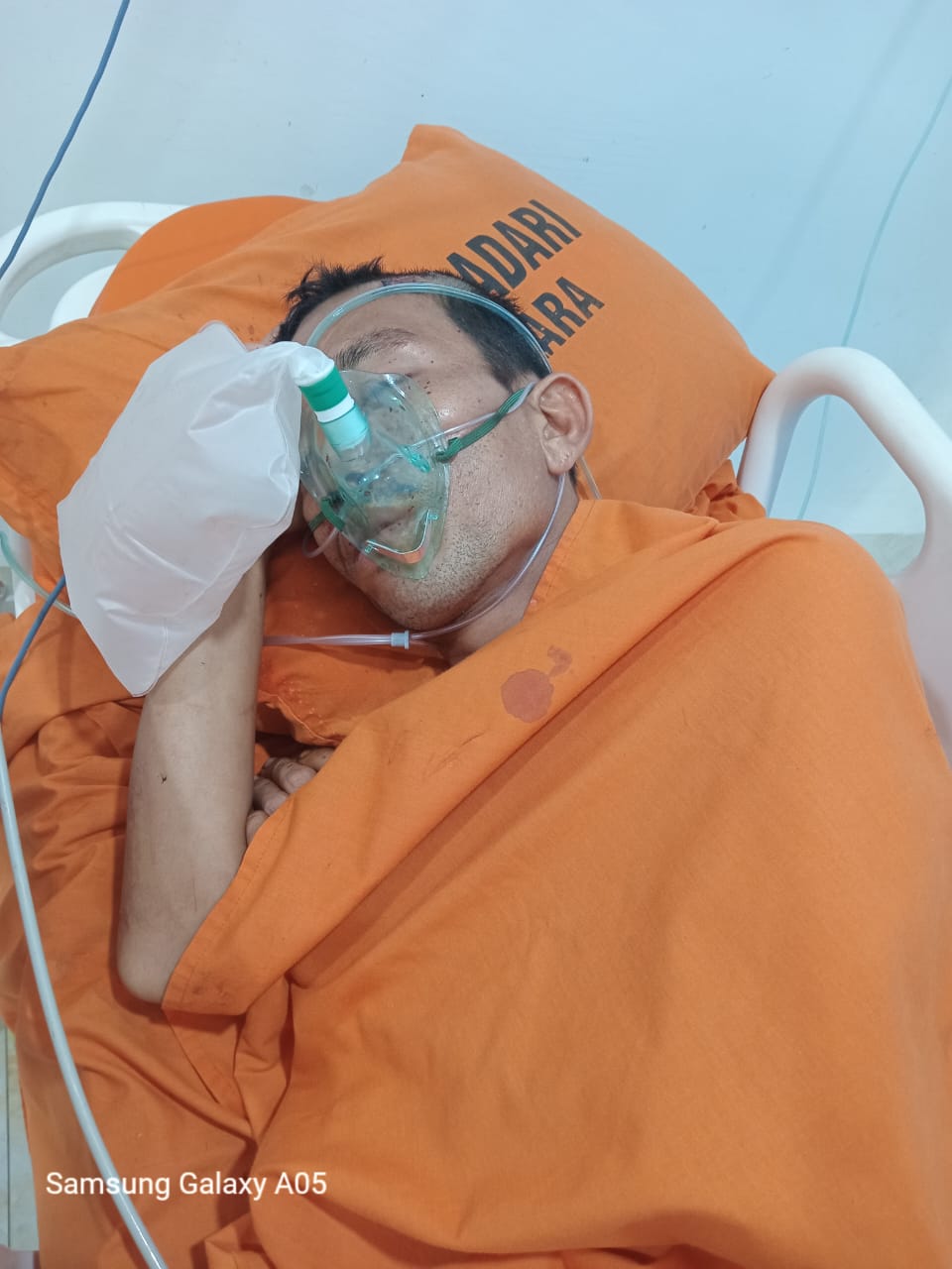 Teks fhoto: M.Refi (28) warga Desa Bagan Dalam Kecamatan Tanjung Tiram Kabupaten Batu Bara berada di RSU Bidadari usai di aniaya Minggu (18/2-2024).beritasore/alirsyah