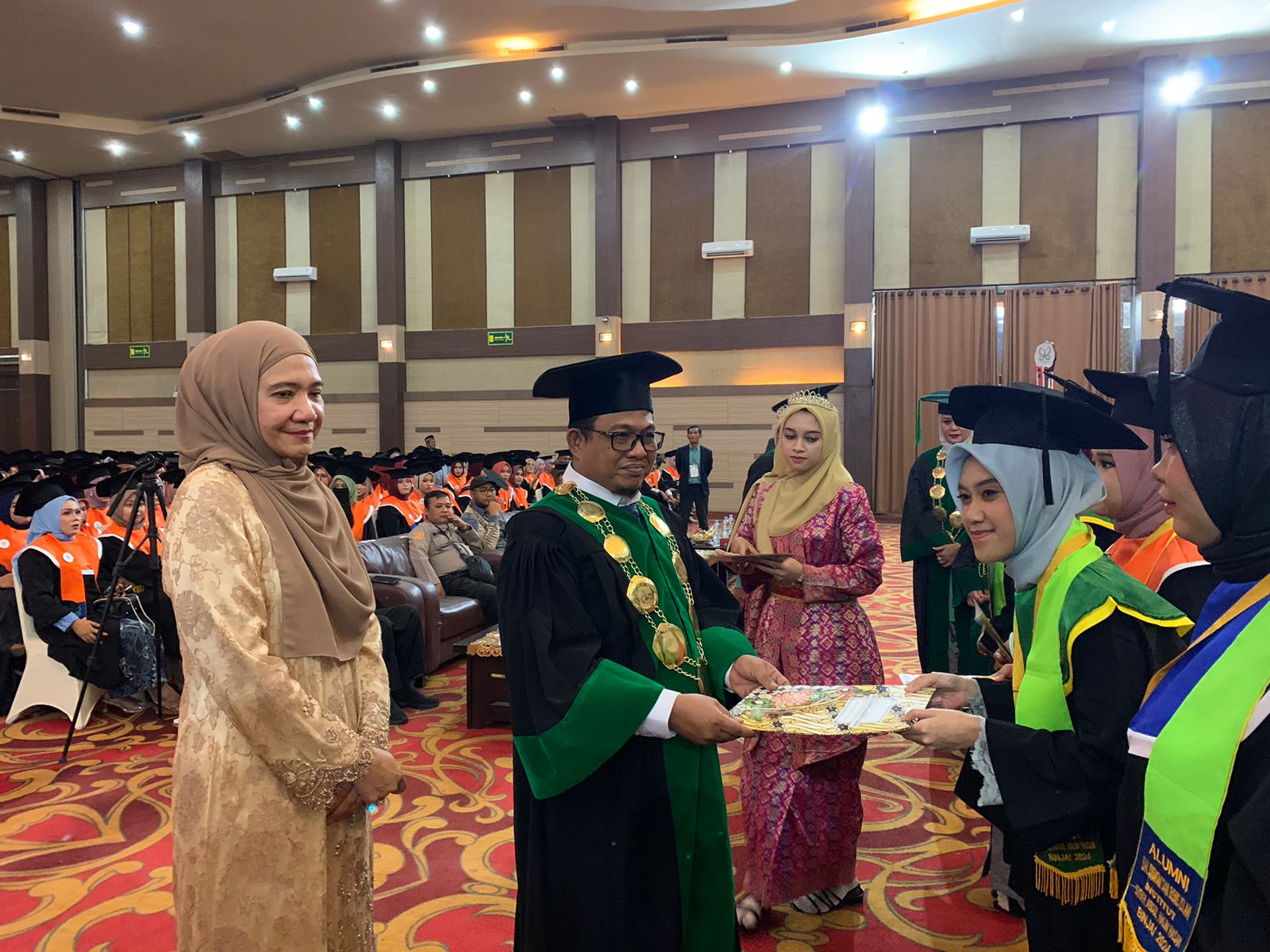 Teks foto: Berita Sore/ist Ketua Yayasan Al-Ishlahiyah Binjai Hj Putri Susi Meliani Daulay, SE mendampingi Rektor INSAN Binjai Junaidi, SS, SPd, MSi saat memberikan ijazah kepada lulusan terbaik INSAN Binjai, Sabtu (17/2/2024).