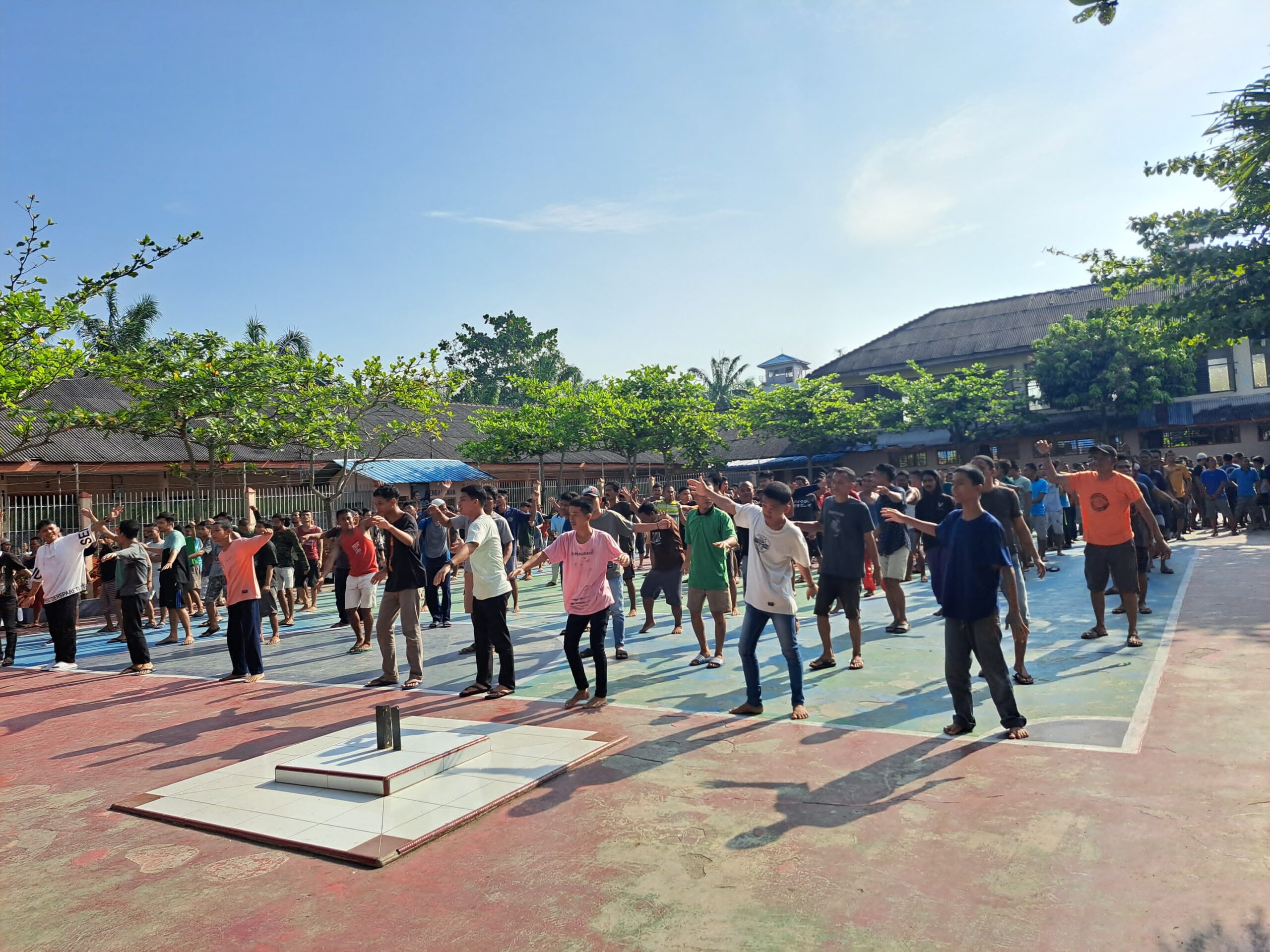 Teks fhoto: WBP Lembaga Pemasyarakatan (LP) Kelas IIA Labuhan Ruku Kanwil Kemenkumham Sumatera Utara rutin giat berolahraga pagi Sabtu (24/2-2024). beritasore/alirsyah