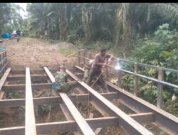 TNI dan Masyarakat Kebut Renovasi Jembatan Desa Kaloy