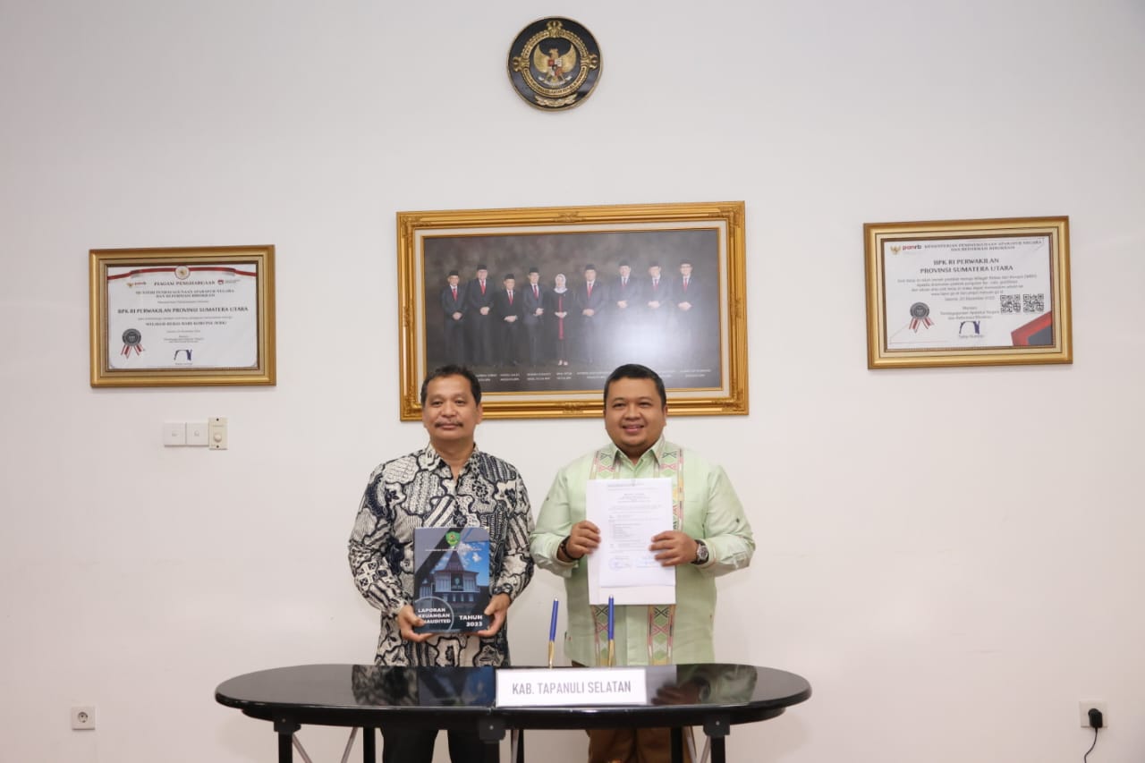 Berita Sore/Birong RT Teks poto: Bupati Tapanuli Selatan, Dolly Pasaribu saat menyerahkan LKPD tahun 2023 kepada Kepala BPK Perwakilan Provinsi Sumut, Eydu Octain Panjaitan di Kantor BPK RI Perwakilan Provinsi Sumut, Medan, Senin (4/3/2024).