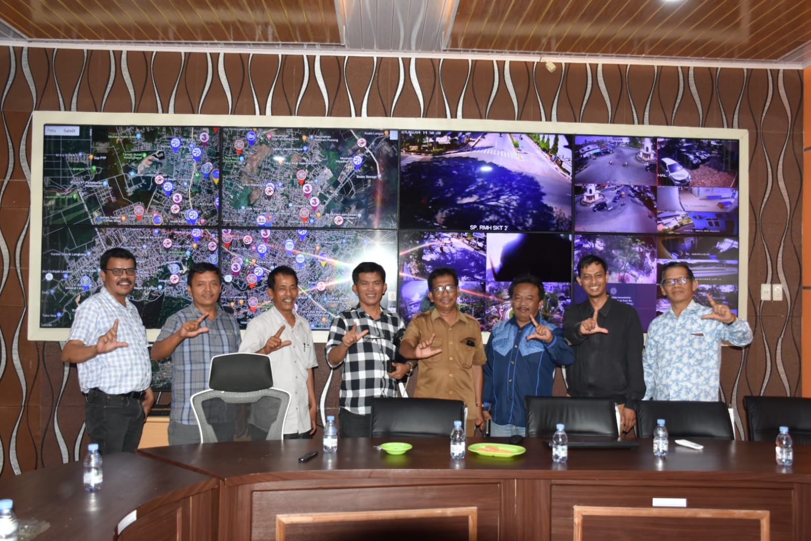 Teks Foto : Plt Kadis Kominfo Saifuddin Zuhri didampingi Kabid IKIP Boto Pranajaya, menerima kunjungan komisi A DPRD Kabupaten Toba di aula kantor Kominfo Kota Langsa (/ist)