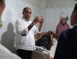 Pj. Bupati Langkat Jenguk Staf Dinas Kominfo Yang Terkena Sarangan Jantung