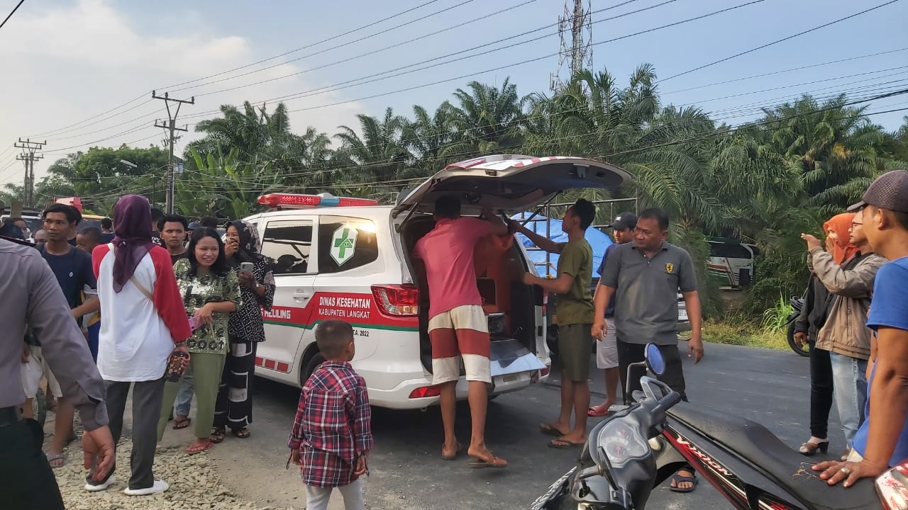 Teks Foto/Beritasore/Boy Aprizal  Mayat wanita tanpa identitas saat dievakuasi petugas  ke ambulance untuk dibawa ke rumah sakit, Senin(11/3/2024).