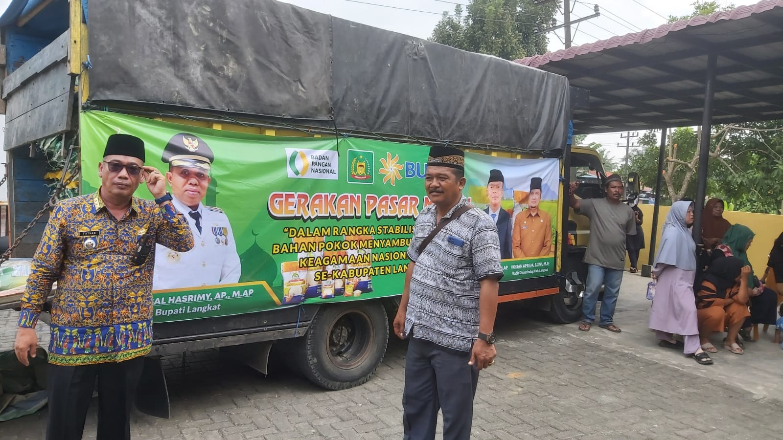 Teks Foto/Beritasore/ist  Camat Brandan Barat Fathan Nur dan Kades Lubuk Kasih Mei Juni Irawan di selama Pasar murah  di halaman Kantor Camat Brandan Barat, Jum'at (8/3/2024).