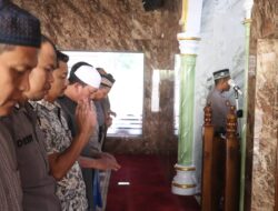 Personel Polres Langkat Jadi Imam Salat Ashar di Masjid Darus Salam 
