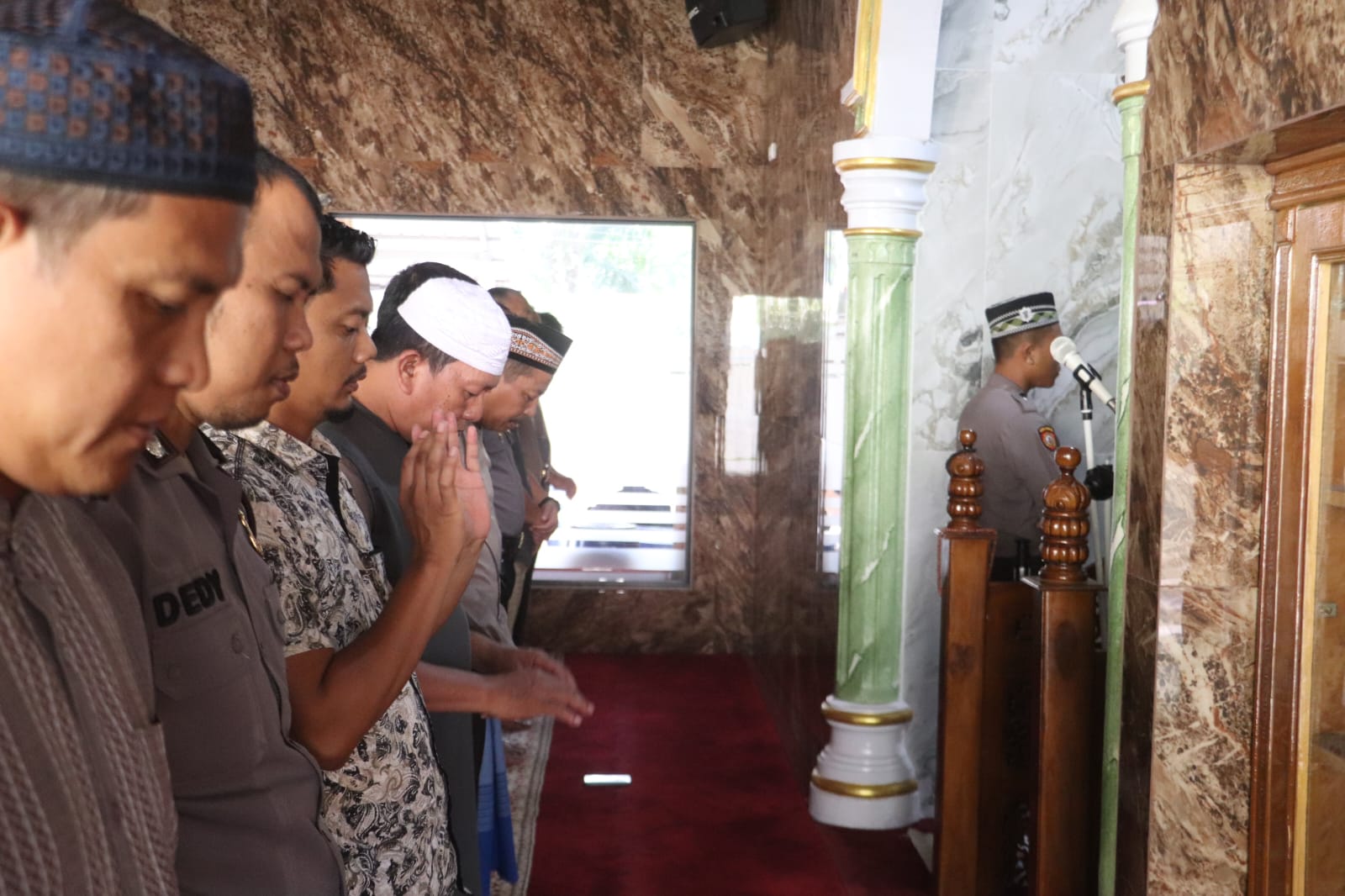Teks Foto/Beritasore/ist  Personel Polres Langkat  Bripda  Muhammad Ragil Laksmana, menjadi Imam salat Ashar di Masjid Darus Salam Polres Langkat., Selasa (12/03/2024).