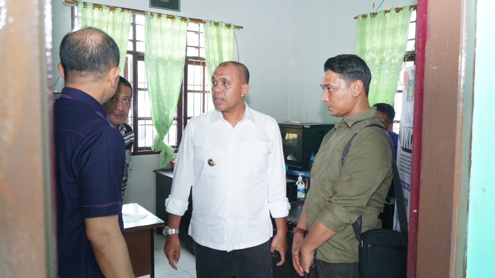 Teks Foto/Beritasore/ist  H. M. Faisal Hasrimy, AP., M.AP selaku Pj Bupati Langkat  melakukan Sidak  pelayanan publik di Kantor Kecamatan Sei Lepan , Minggu (10/3/2024).