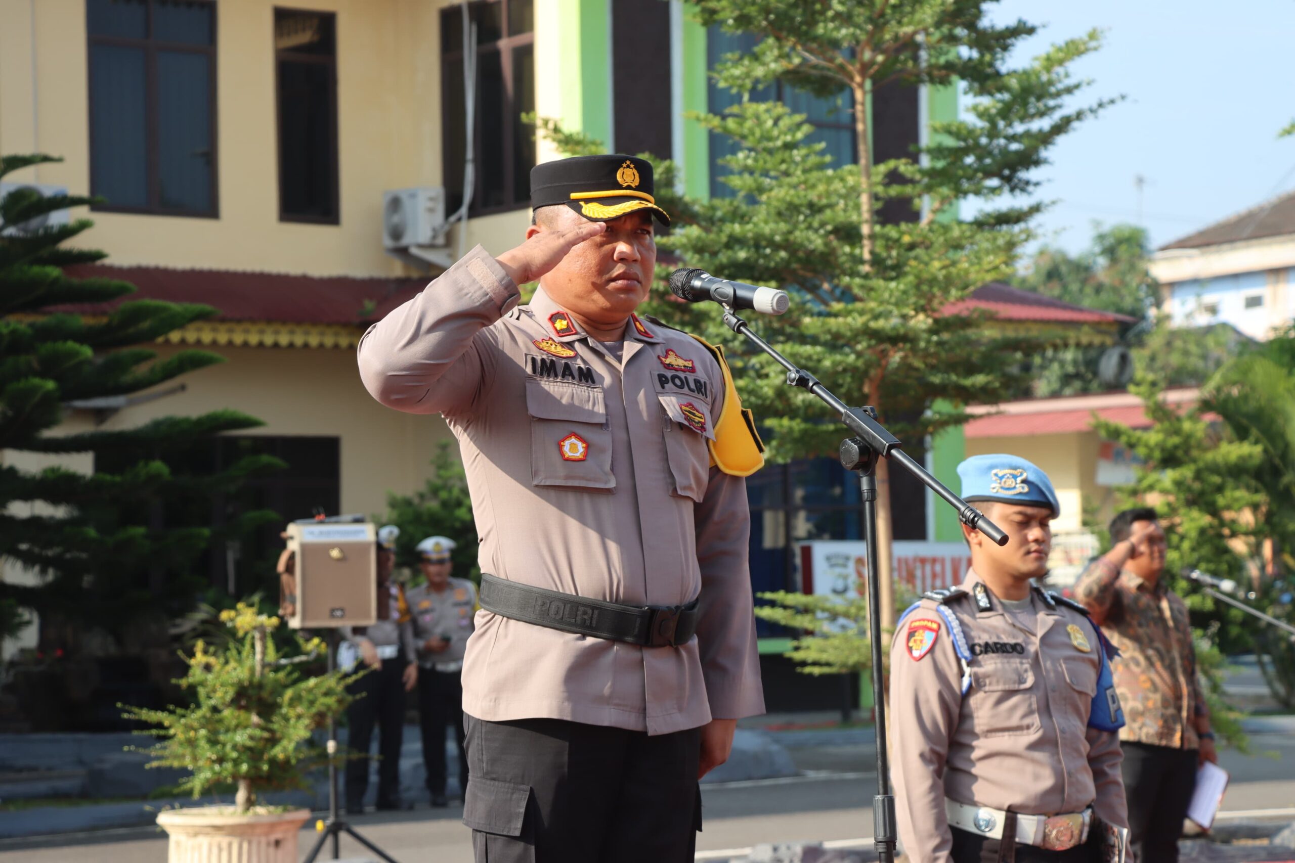 Teks fhoto Wakapolres Batu Bara KOMPOL Imam Alriyuddin S.H, M.H pimpin Apel Pasukan Ops Keselamatan Toba 2024 di Wilkum Polres Batu Bara Rabu (13/3-2024).beritasore/alirsyah