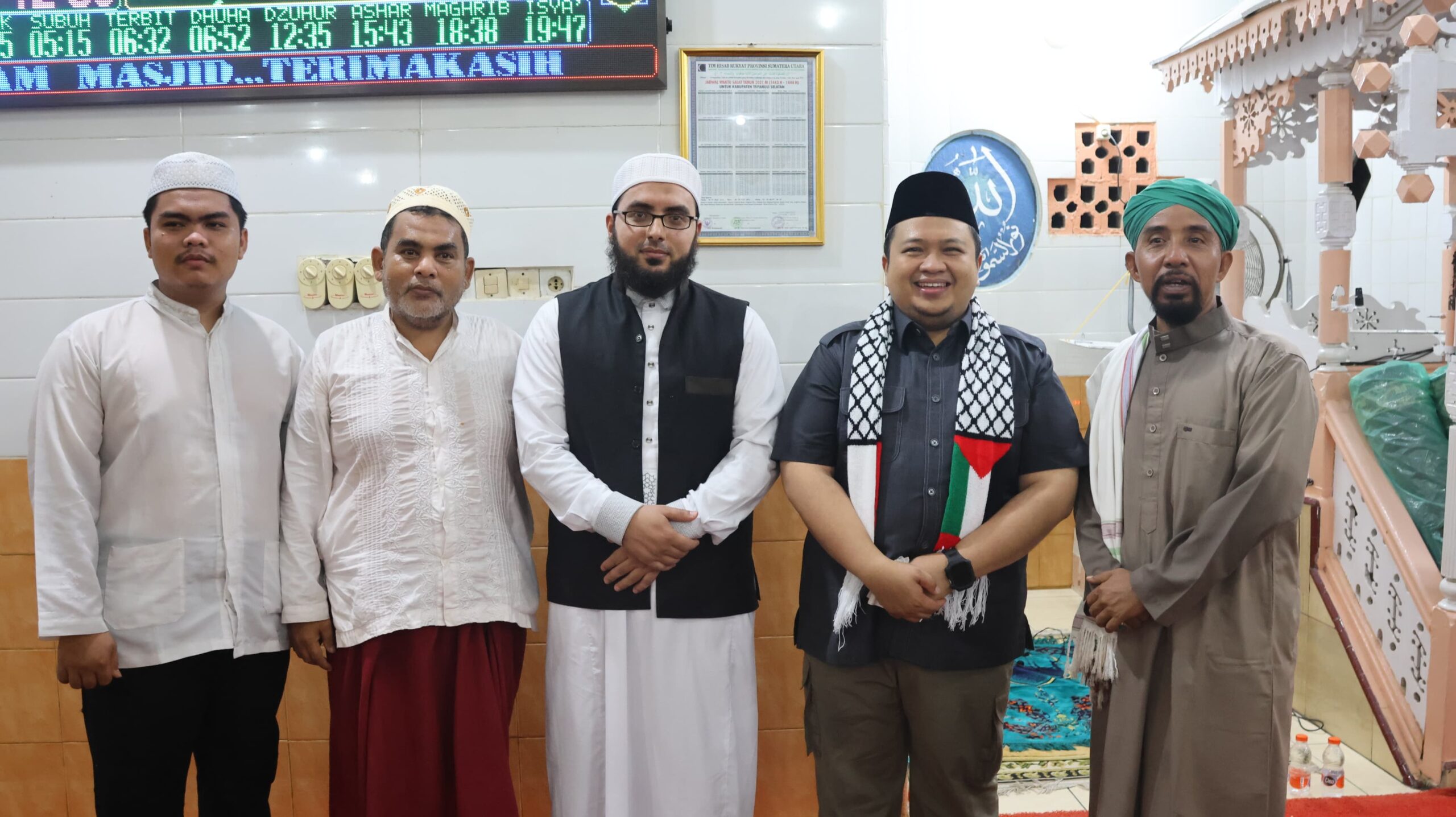 Berita Sore/Birong RT Teks poto: Bupati Tapanuli Selatan, Dolly Pasaribu bersama Syekh Khalid Hany Mursyid ulama Palestina dalam acara Safari Ramadan 1445 Hijriah di Masjid Istiqlal Wek I, Kecamatan Batangtoru, Rabu (13/3/2024).