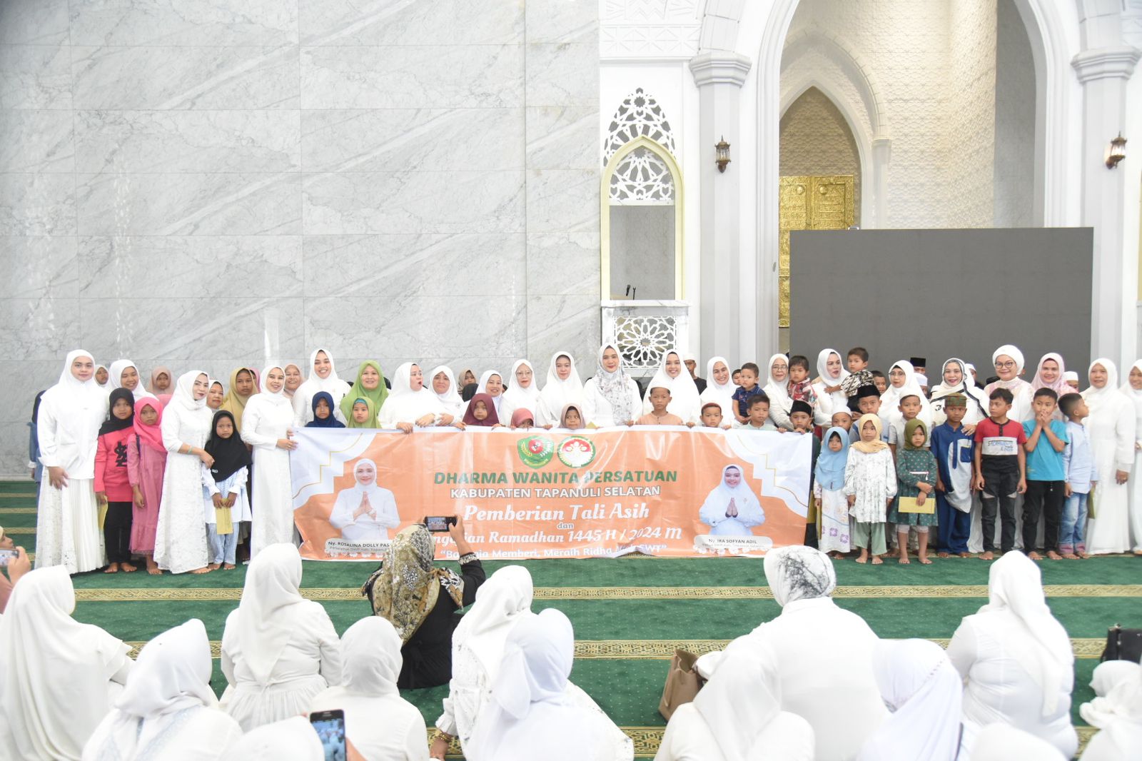 Berita Sore/Birong RT Teks poto: DWP Tapsel saat acara pengajian bersama dan pemberian tali asih kepada anak yatim di Masjid Syahrun Nur Komplek Perkantoran Pemkab Tapsel, Jalan Prof Lafran Pane, Kec. Sipirok, Kamis (14/3/2024).