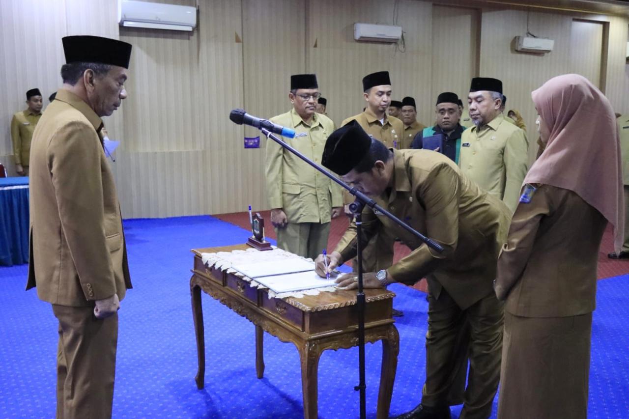 Teks foto: Sekdako Binjai H.Irwansyah Nst menyaksikan penandatangan naskah serah terima Kabag Kesra. ( Berita sore/ist)