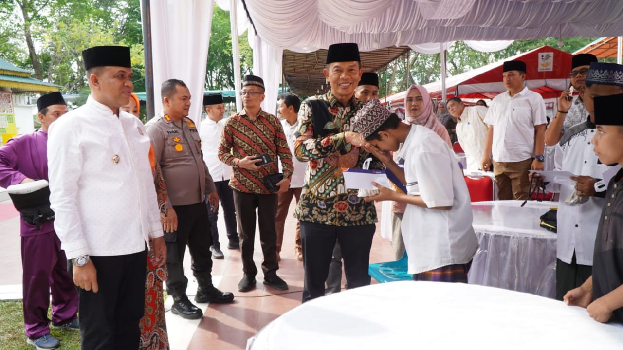 Teks Foto/Beritasore/ist   H.Faisal Hasrimy,AP,MAP melaksanakan kegiatan Ramadhan Fair dan dibuka secara langsung  di Alun-alun  T.Amir Hamzah Stabat, Jum'at (15/03/2024).