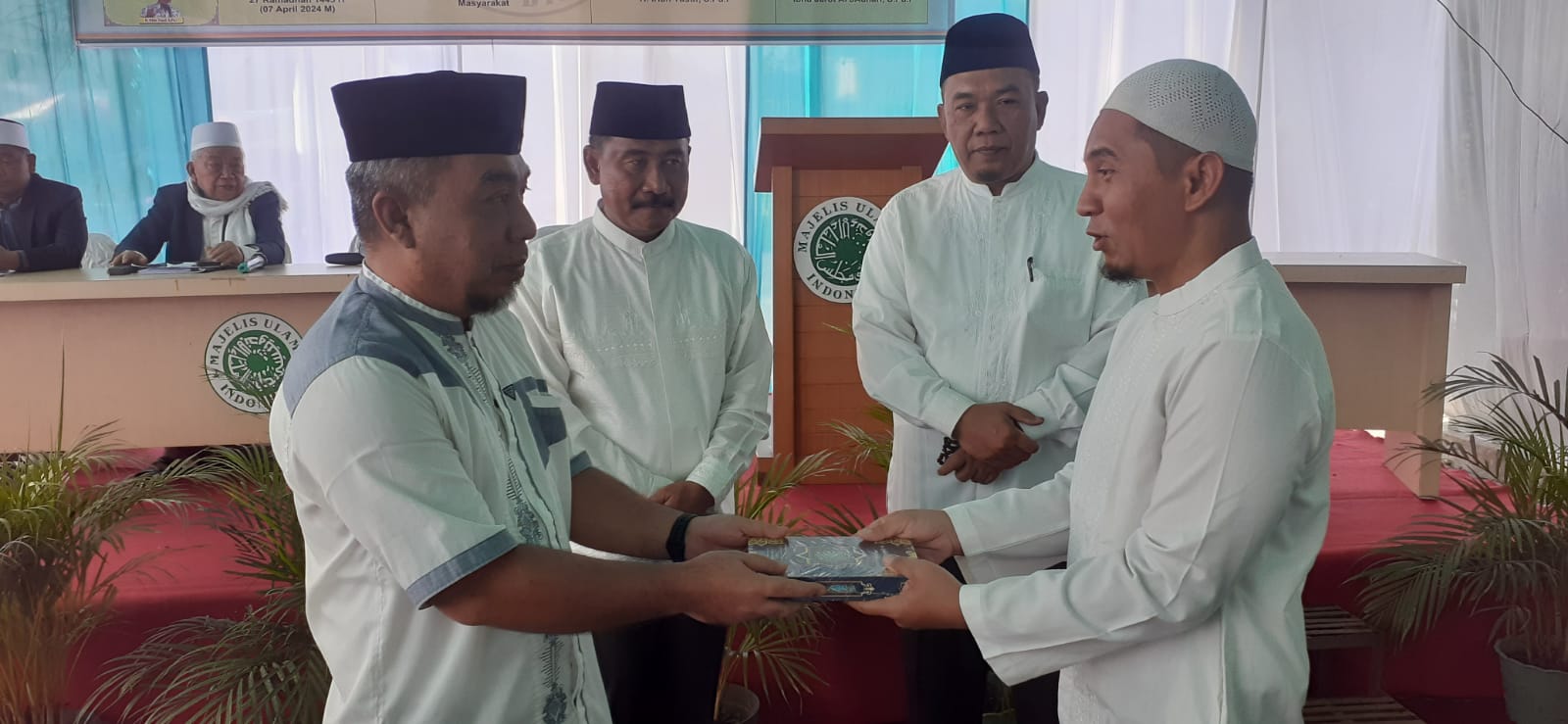 Teks foto: Penyerahan bantuan waqaf Al Quran dari Keluarga H.Mhd.Tohir Nst kepada Kenaziran masjid Al Fatih Asri Dalimunthe disaksikan Wali Kota dan ketua MUI Binjai. (Berita sore/Riswan Rika)