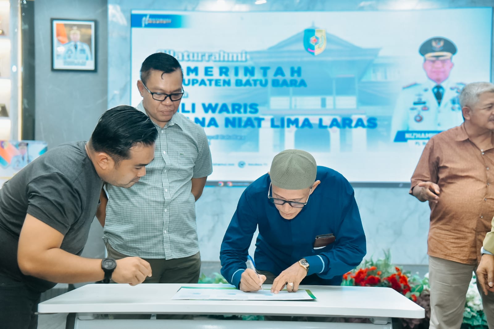 Ahliwaris Istana Niat Datuk Limalaras & Pejabat (Pj) Bupati Nizhamul, S.E,M.M tandatangani Nota Kesepakatan Penataan Istan Minggu (17/3-2024). beritasore/alirsysh