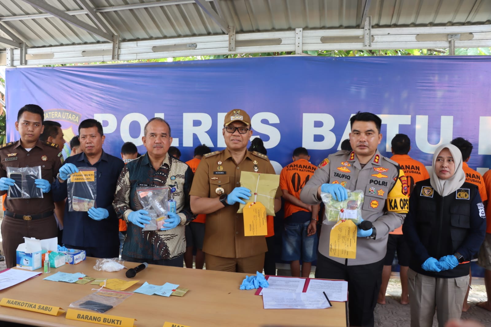 Teks fhoto Kapolres Batubara AKBP Taufiq Hidayat Thayeb, S.H,.S.I.K didampingi Pejabat Bupati Batu Bara (Pj) Nizhamul, S.E, M.M,Kepala BNN Kabupaten Batu Bara Ir. Pinondang Poltak Marganda memusnahkan 2 Kg kristal putih jenis shabu di Moko Polres Batu Bara Selasa (19/3-2024).beritasore/alirsyah