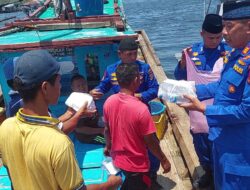 Sat Polairud Langkat Bagikan Takjil di Pesisir Sei Babalan