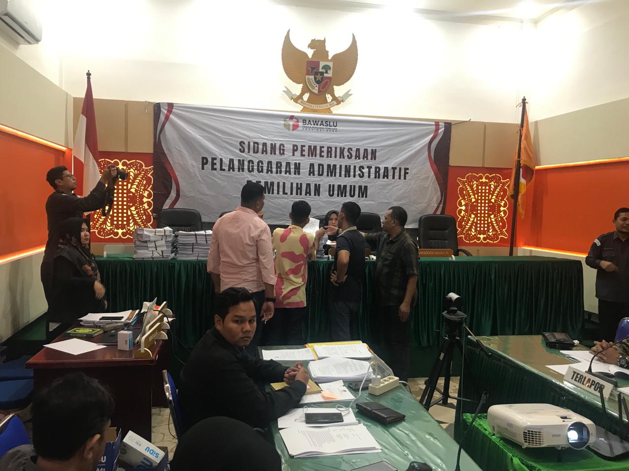 Foto : Sidang Pembuktian terjadinya pengelembungan suara oleh salah satu partai sehingga merugikan partai Golkar dengan Caleg bernama Teuku Okta Rianda. (Berita Sore/Chaidir).