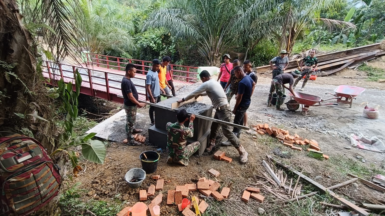Teks foto : Personel TNI Manunggal Membangun Desa (TMMD) Reguler Ke 119 Kodim 0117/Aceh Tamiang bersama warga sedang membangun tugu prasasti TMMD di Desa Kaloy, Kecamatan Tamiang Hulu, Kabupaten Aceh Tamiang, Selasa (19/3/2024).