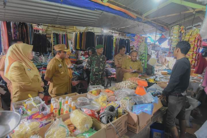 Berita Sore/Birong RT Teks poto: Pj Wali Kota Padangsidimpuan, Dr. H. Letnan Dalimunthe, SKM, M.Kes, saat sidak di sejumlah pasar di Kota Padangsidimpuan, Selasa (19/3/2024).