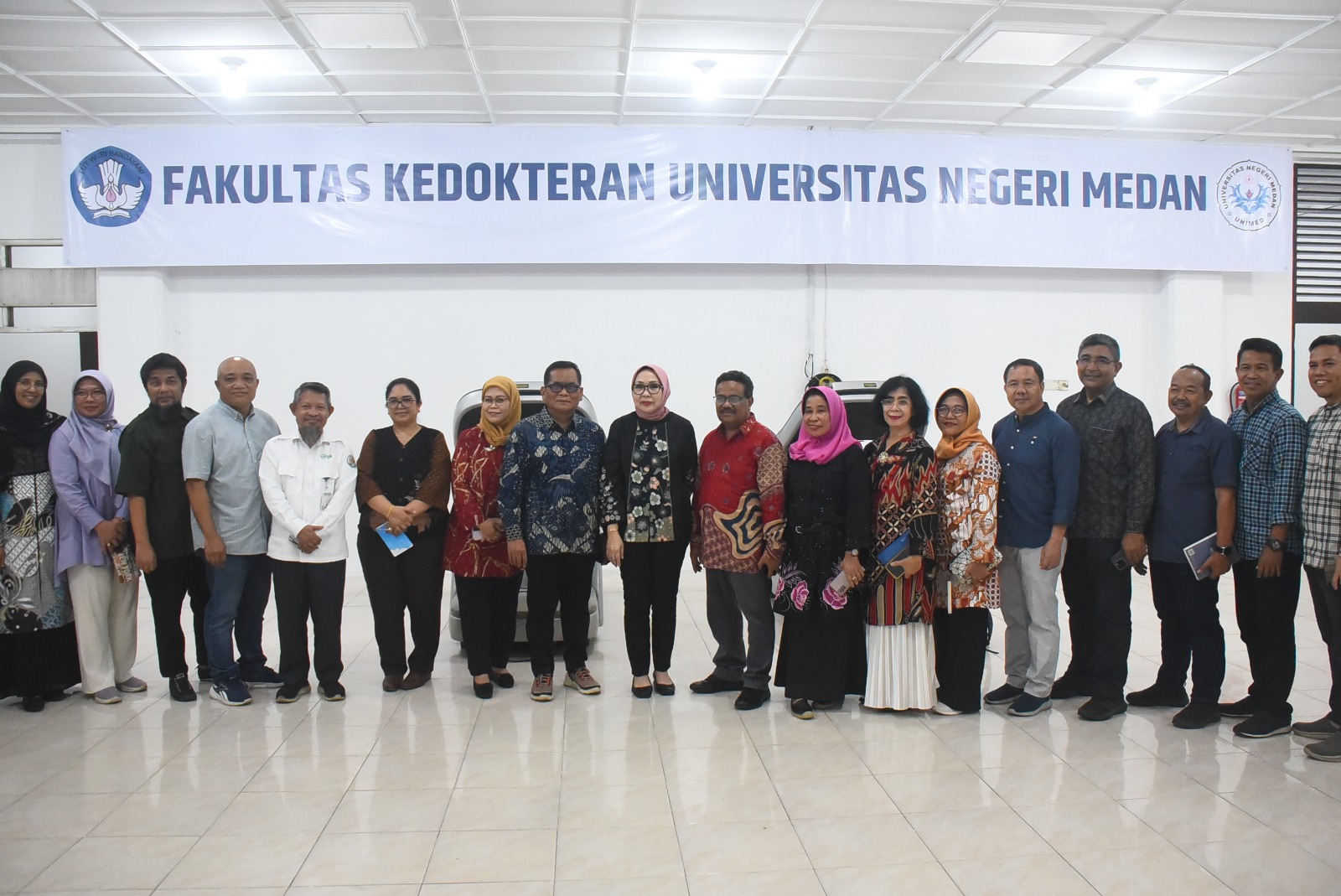 Direktorat Jenderal Tenaga Kesehatan (Dirjen Nakes) drg. Arianti Anaya, MKM. dan Direktur Penyedia Tenaga Kesehatan Dra. Oos Fatimah Rosyati, M.Kes. dari Kementerian Kesehatan RI. beserta rombongan melakukan visitasi lapangan untuk melihat langsung kesiapan Universitas Negeri Medan dalam pembukaan Fakultas Kedokteran di Ruang Sidang A Gedung Pusat Administrasi Unimed dan Gedung FK Unimed, Rabu (20/3/2024).