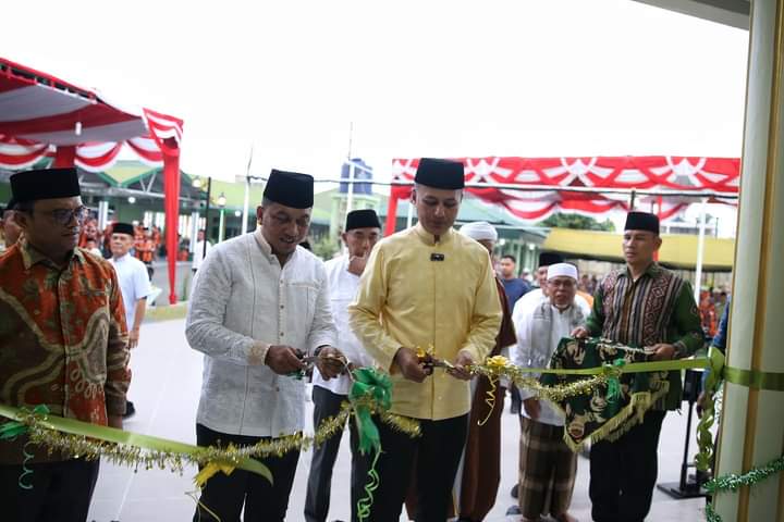 Berita Sore/Birong RT Teks poto: H. Musa Rajekshah (Ijeck) didampingi Dandim 0212/TS, Letkol Inf. Amrizal Nasution dan Pj Wali Kota Padangsidimpuan, Dr. H. Letnan Dalimunthe, SKM, M.Kes saat meresmikan Masjid Al-Musannif Annas di Makodim 0212/TS di jalan Imam Bonjol Padangmatinggi Kota Padangsidimpuan, Selasa (19/03/2024).