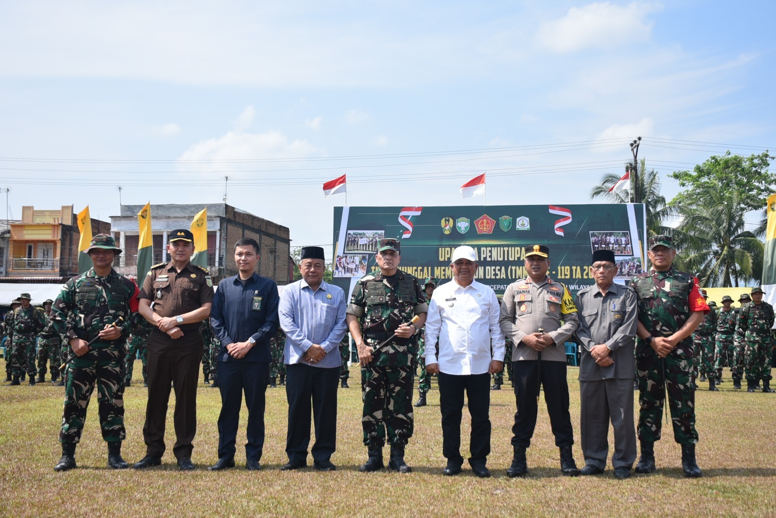 Teks foto : Ketua Dewan Perwakilan Rakyat Kabupaten (DPRK) Aceh Tamiang Suprianto , ST , Pj. Bupati Aceh Tamiang, Drs. Asra, Pangdam Iskandar Muda, Mayjen TNI Niko Fahrizal,Dandim 0117 Aceh Tamiang Letkol Inf. Andi Ariyanto beserta seluruh unsur Forkopimda, Ketua TP-PKK, Ketua DWP, sejumlah kepala SKPK melakukan sesi foto bersama.
