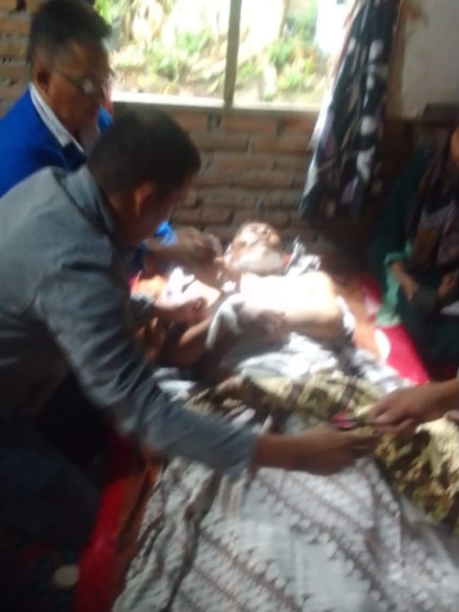 Teks fhoto: Andi Siregar (59) warga Dusun Marihat Bandar Kecamatan Bandar Kabupaten Simalungun korban ditimpa bangunan ditabrak Pickup Hilux Rabu (20/3-2024).beritasore/alirsyah