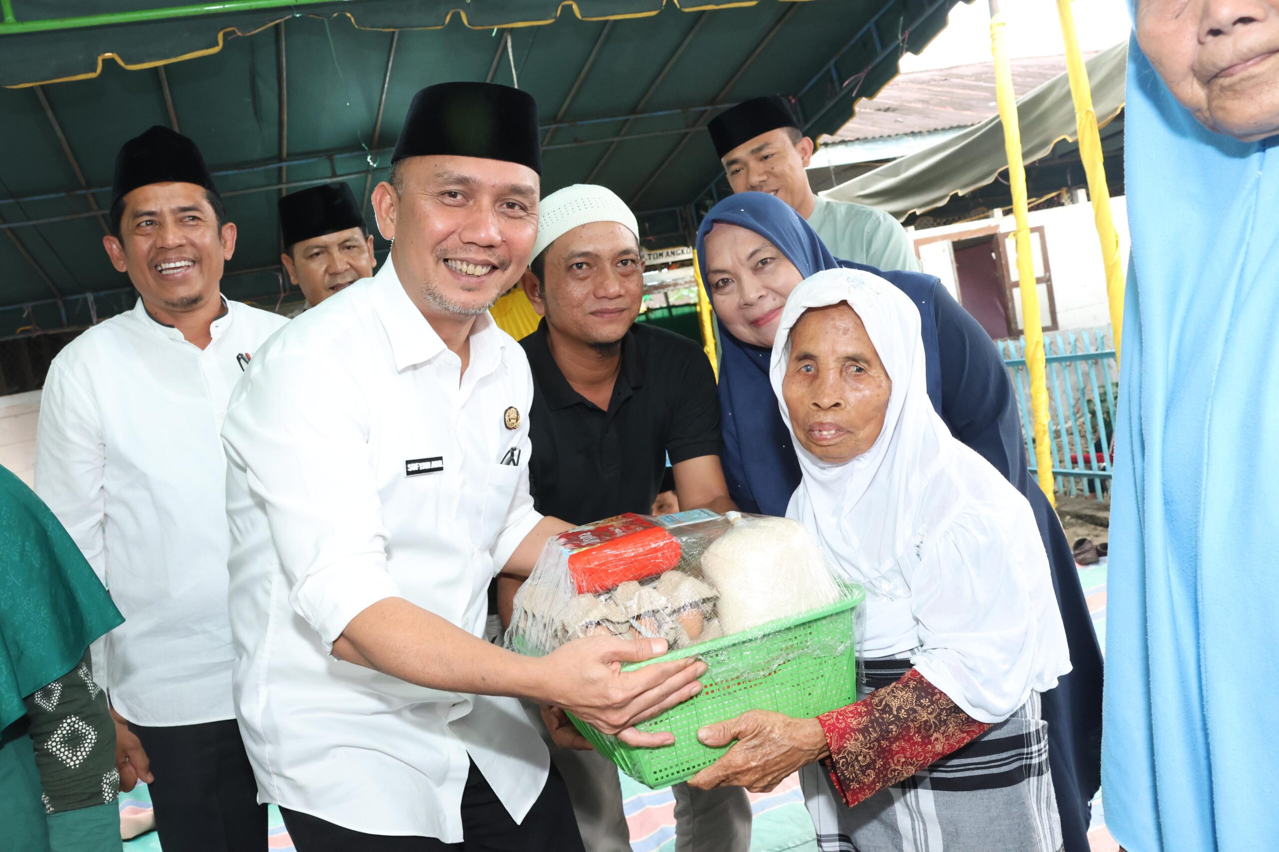Berita Sore/Birong RT Teks poto: Sekda Tapsel Sofyan Adil saat menyerahkan bantuan kepada masyarakat di Masjid Nurul Ilmi, Desa Batu Horpak, Kec. Tantom Angkola, Rabu (20/3/2024).