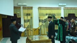 Teks foto : Penjabat (Pj) Bupati Aceh Tamiang Drs. Asra saat melantik Asisten Administrasi Umum Setdakab, Drs. Tri Kurnia, menjadi Penjabat Sekretaris Daerah, yang berlangsung di aula Setdakab setempat, Kamis (21/3).