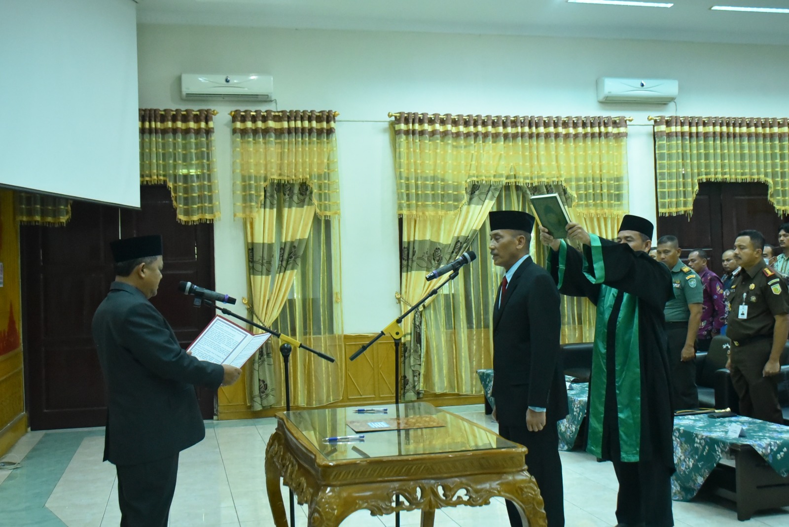Teks foto : Penjabat (Pj) Bupati Aceh Tamiang Drs. Asra saat melantik Asisten Administrasi Umum Setdakab, Drs. Tri Kurnia, menjadi Penjabat Sekretaris Daerah, yang berlangsung di aula Setdakab setempat, Kamis (21/3).
