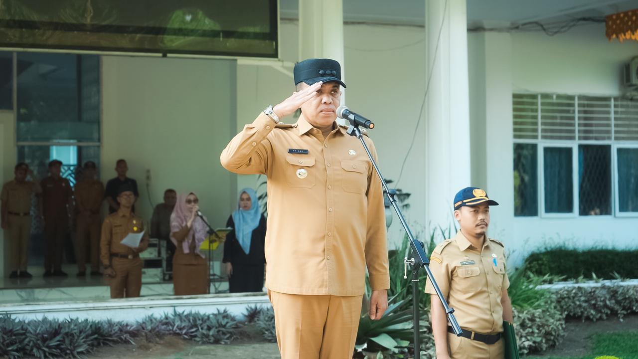 Teks Foto/Beritasore/ist  Pj.Bupati Langkat H.M.Faisal Hasrimy,AP,M.AP menjadi pembina apel gabungan di jajaran Pemkab Langkat di halaman Kantor Bupati Langkat, Senin (18/03/2024).