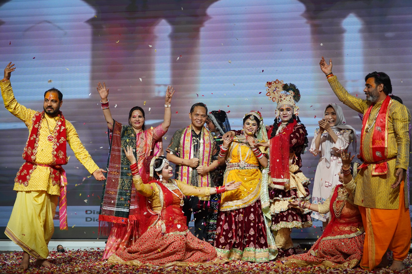 Kepala Dinas Kebudayaan Pariwisata dan Ekonomi Kreatif Sumut, Zumri Sulthony (tengah) bersama kelompok seni budaya India, Pratibha Kala Kender Dance Club di Medan, Kamis malam (21/3/2024).