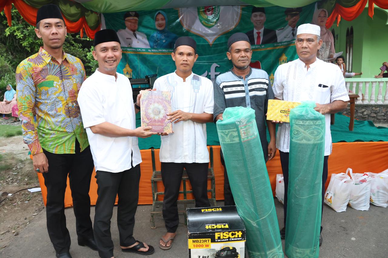 Berita Sore/Birong RT Teks poto: Sekda Tapsel Sofyan Adil saat menyerahkan bantuan Pemkab Tapsel untuk Masjid Nurul Huda, Kel.Sangkunur, Kec.Angkola Sangkunur, Kamis (21/3/2024).