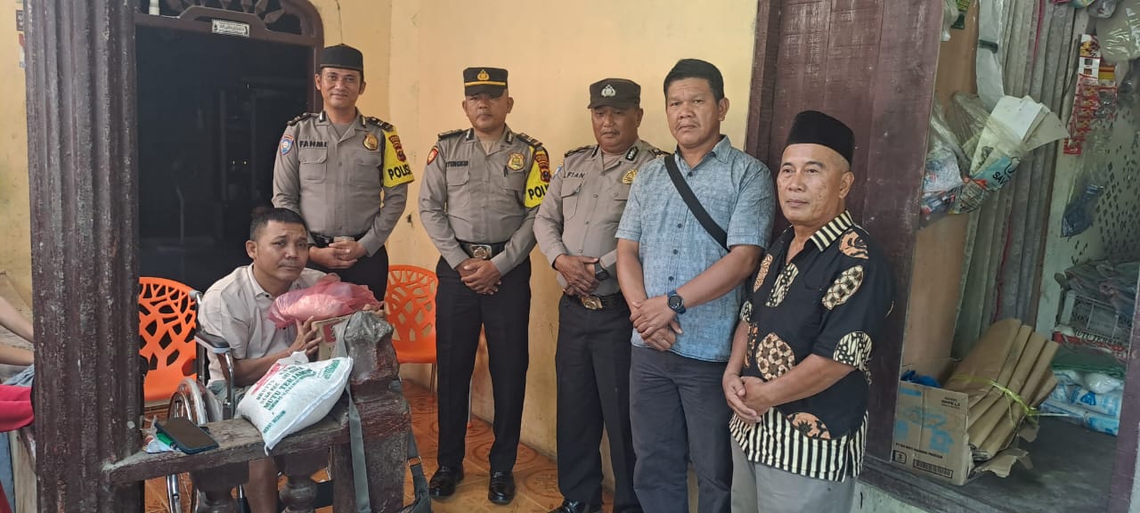 fhoto Kapolsek Labuhan Ruku AKP Riswanto S, H gelar Baksos Humanis di Dusun Tenggiri Desa Mesjid Lama Kecamatan Talawi Kabupaten Batu Bara Jum'at (22/3-2024). beritasore/alirsyah