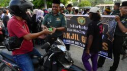 Teks foto : Keluarga besar Kodim 0117/Aceh Tamiang sedang membagikan takjil kepada pengendara sepeda motor dan perjalanan kaki di depan masjid syuhada Desa Bundar, Kecamatan Karang Baru, Kabupaten Aceh Tamiang, Jumat (22/3).