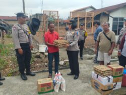 Kapolsek Siantar Marihat Berikan Bansos Kepada Warga Korban Kebakaran