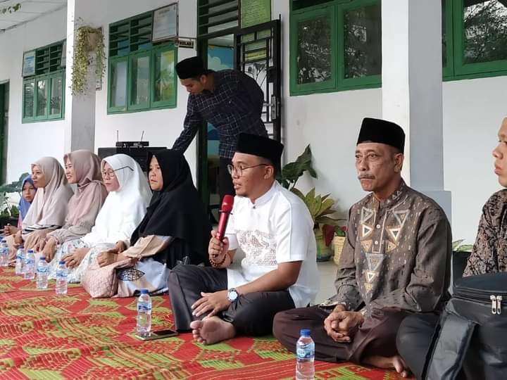 Buka bersama sekaligus perpisahan, Guru SDN 106206 Sidodadi Liberia, pada hari ke 11 Bulan Ramadan buka bersama dan sekaligus perpisahan Guru, Ari Gunawan , M.Pd. sebagai Pengawas di Dinas Pendidikan Kabupaten Serdang Bedagai, Jumat, Maret 2024,(Beritasore-Azwen)