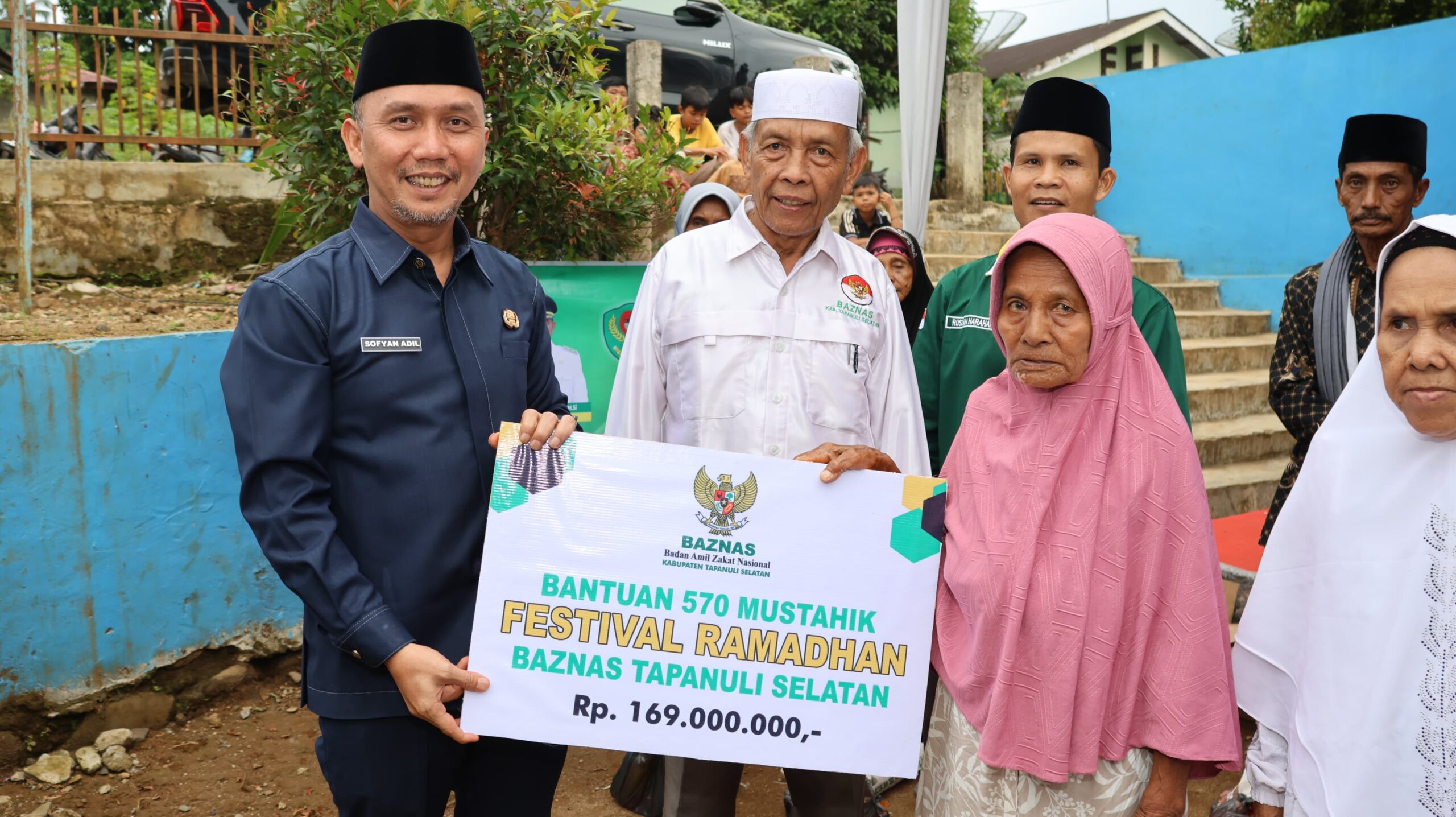 Berita Sore/Birong RT Teks poto: Sekda Tapsel Sofyan Adil saat menyerahkan bantuan kepada masyarakat di Masjid Asy Syuhada, Lingkungan III Pasar Sempurna, Kec. Marancar, Jumat (22/3/2024).