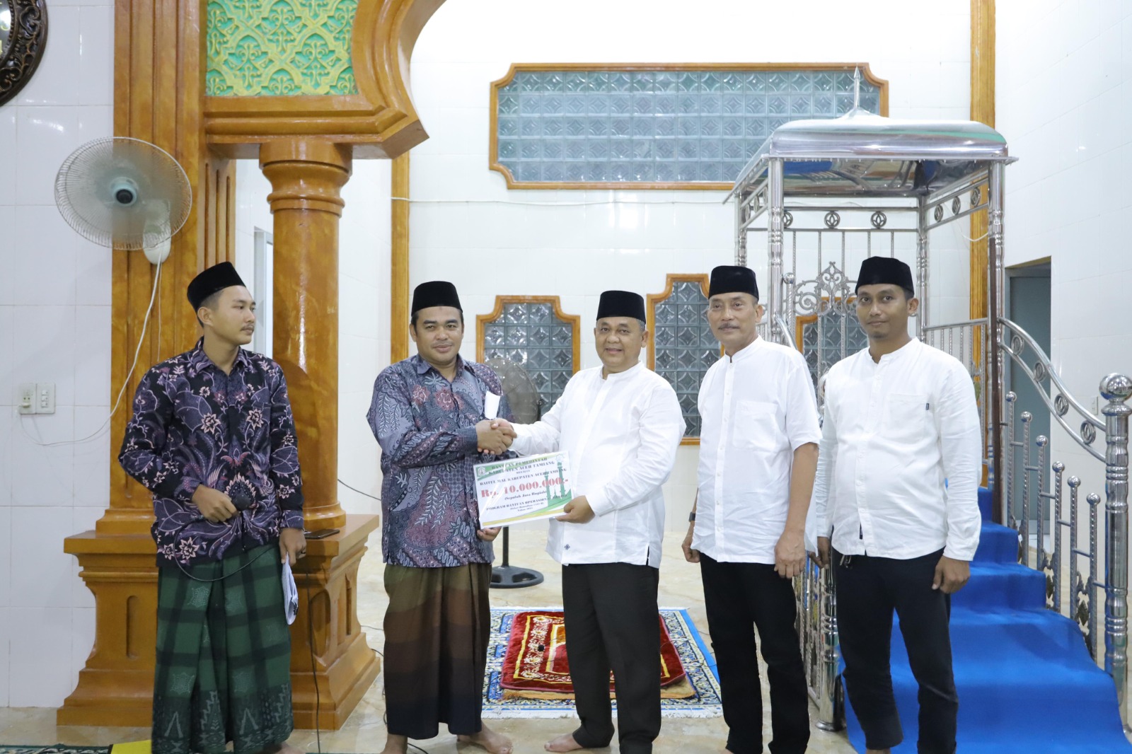 Teks foto : Pj Bupati Aceh Tamiang Drs Asra saat menyerahkan bantuan dari baitul Mal kabupaten. Di Masjid Istiqomah, Kampung Tumpuk Tengah, Kecamatan Bendahara.