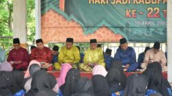 Teks foto : Pj Bupati Aceh Tamiang Drs Asra saat menyerahkan bantuan dari baitul Mal kabupaten. Di Masjid Istiqomah, Kampung Tumpuk Tengah, Kecamatan Bendahara.