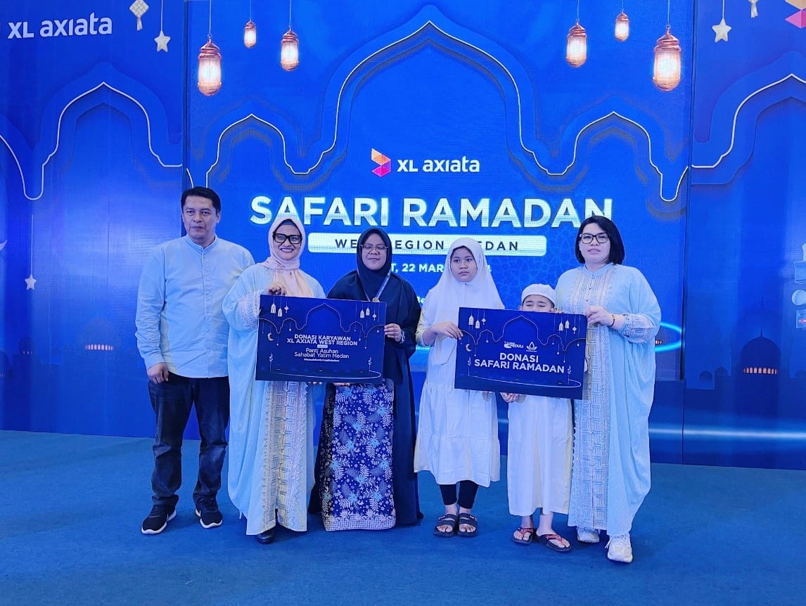 Presiden Direktur & CEO XL Axiata, Dian Siswarini (kedua dari kiri) bersama Group Head XL Axiata West Region, Desy Sari Dewi (paling kanan) dan Head of Sales XL Axiata Greater Medan, Horas Lubis (paling kiri) saat menyerahkan donasi memanfaatkan momentum bulan suci Ramadan, Jum’at (22/3). XL Axiata melalui program Gerakan Donasi Kuota (GDK) menyalurkan donasi router dan kuota data kepada perguruan Islam, termasuk Yayasan/Pesantren/Perguruan Islam berbagai wilayah Indonesia. Termasuk donasi paket sembako program XL Axiata Baik, XL Axiata Peduli, dan Karyawan XL Axiata West Region.