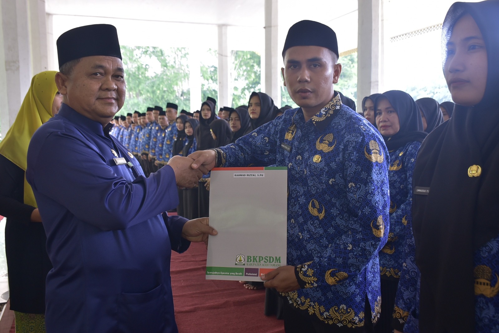 Teks foto : Pj. Bupati Aceh Tamiang, Drs. Asra, saat menyerahkan SK secara simbolis kepada perwakilan PPPK formasi tahun 2023 di tribun lapangan upacara Kantor Bupati setempat, Jumat (22/3).