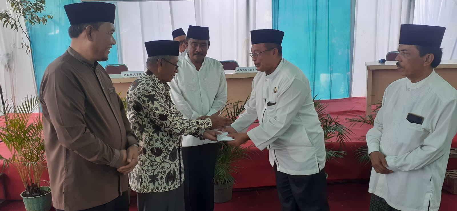 Teks foto: Ketua DMI Binjai dr.Darma Sembiring menyerahkan bantuan save Palestina kepada ketua Baznas H.Ansyarullah disaksikan Wali Kota Amir Hamzah,Ketua MUI Prov.DR.HM Jamail,MA. ( Berita sore/ Riswan Rika)