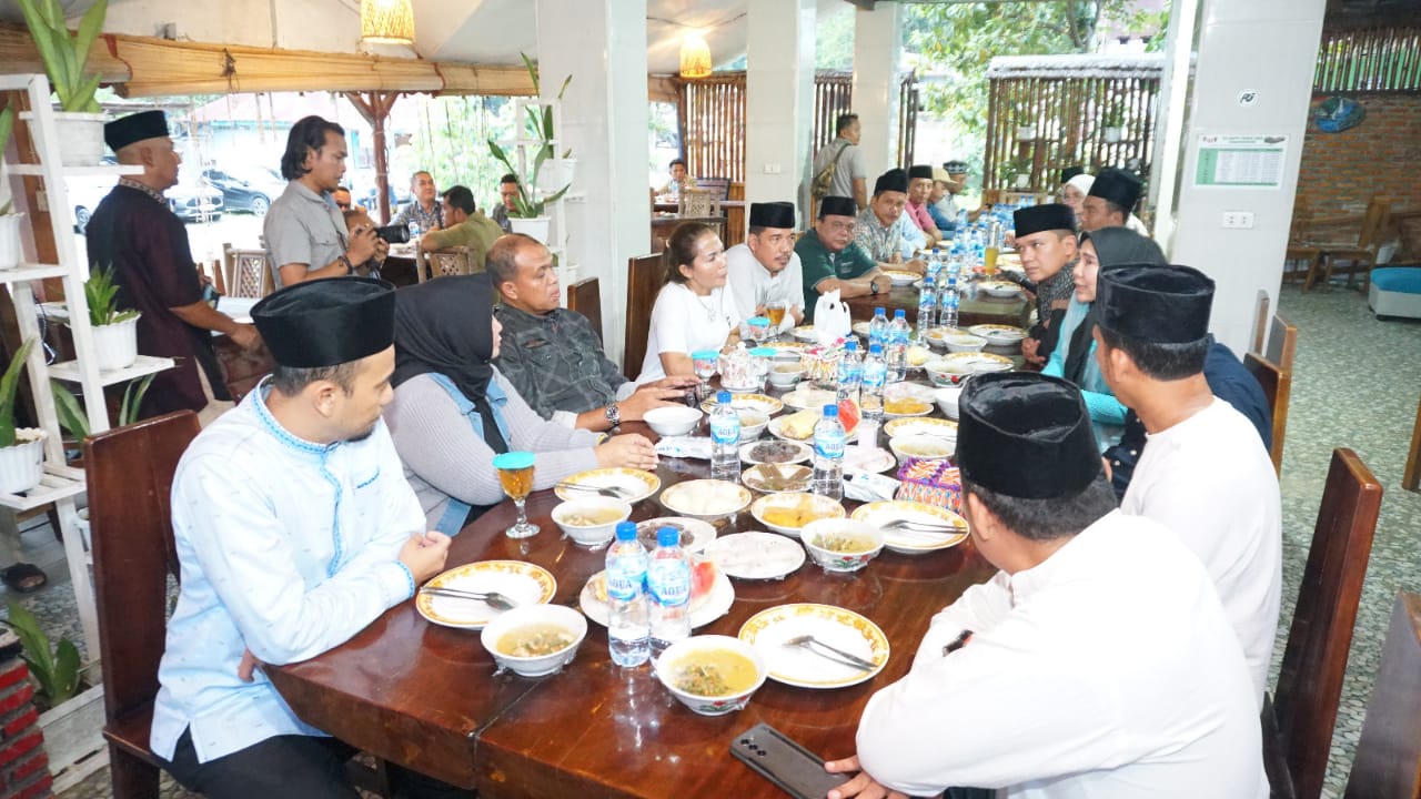 Teks Foto/Beritasore/ist   Pj Bupati Langkat H.M.Faisal Hasrimy AP,M.AP Bukber di Brown Bamboo Bukit Lawang Kecamatan Bahorok, Minggu (24/3/2024).
