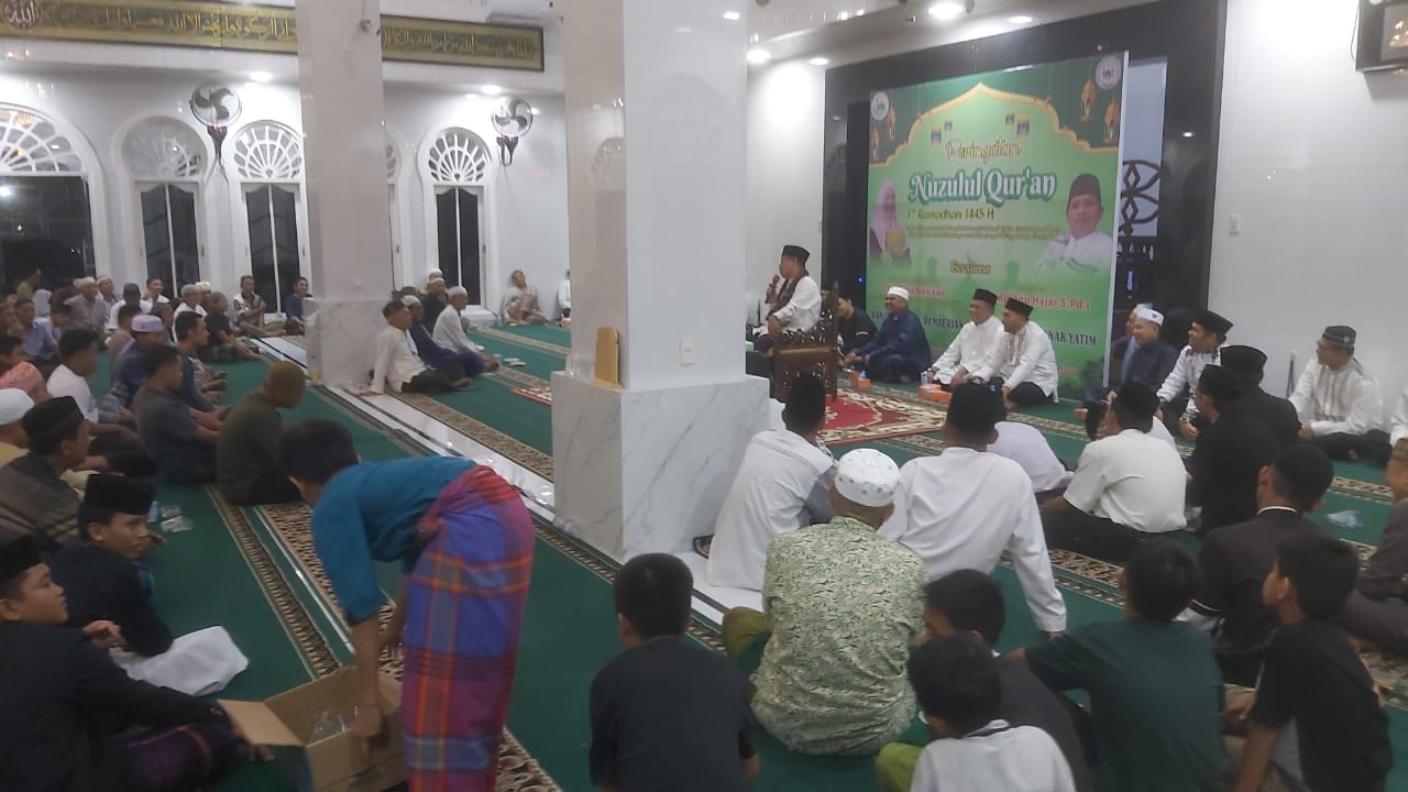 Teks Foto/Beritasore/Boy Aprizal  Ustad Ibnu Hajar SPdi di sela-sela tausiyahnya pada Peringatan Nuzulul Quran di Masjid Ubudiyah P.Brandan, Rabu(27/3/24)malam.